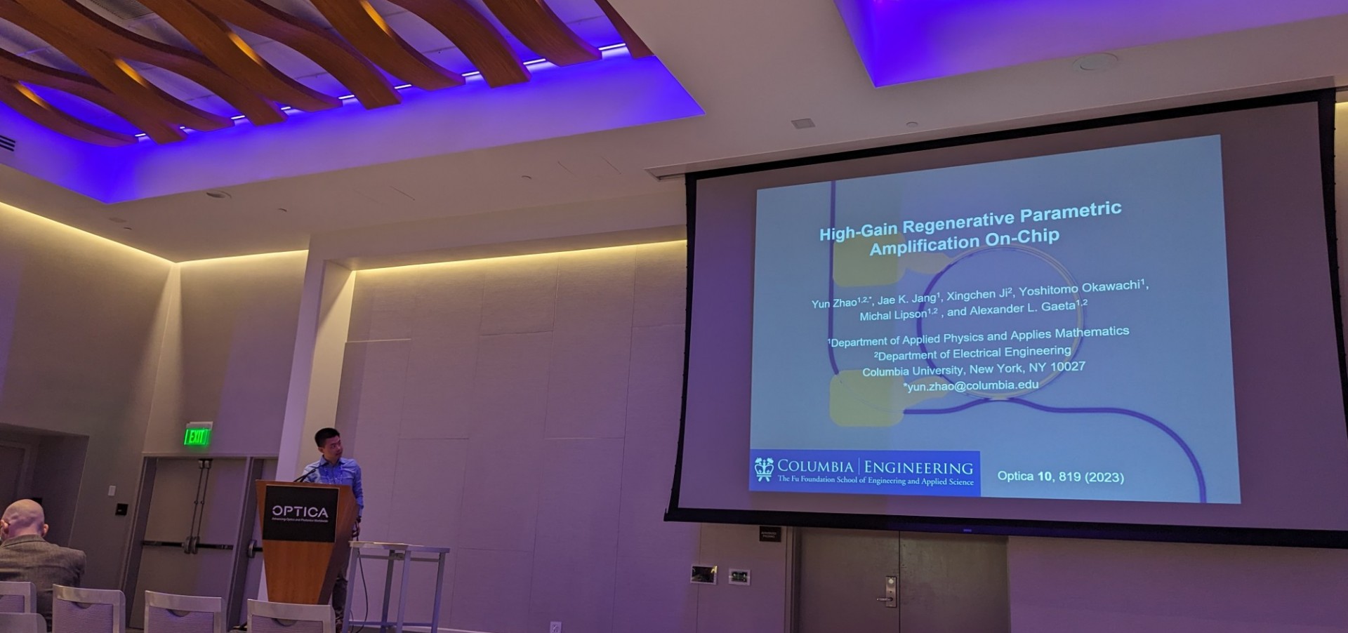 Yun gives an invited talk on his work on on-chip parametric regenerative amplification at the Nonlinear Optics Topical Meeting in Waikiki Beach, Hawaii (July 2023).